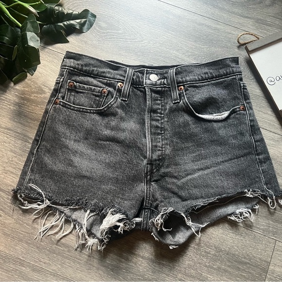 Levi's 501 Cut Off Raw Hem Button Fly Jean Shorts in Dark Gray. Size 26 - Picture 3 of 12